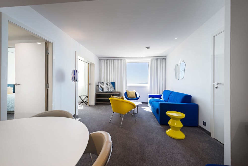 Executive Suite, Multiple Beds, Sea View