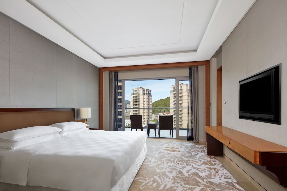 Room, 1 King Bed, Garden View - Photo 1