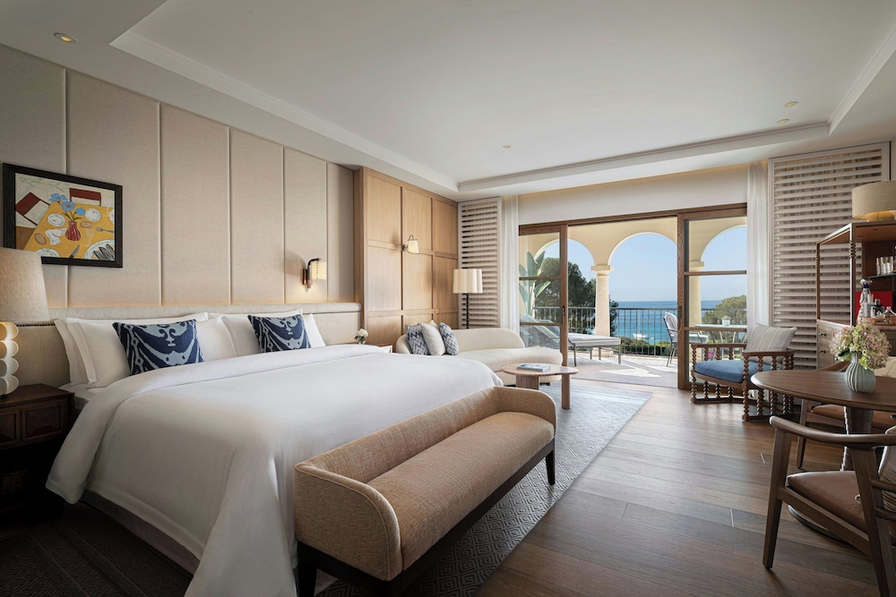 Grand Suite, 1 King Bed, Balcony thumbnail 6