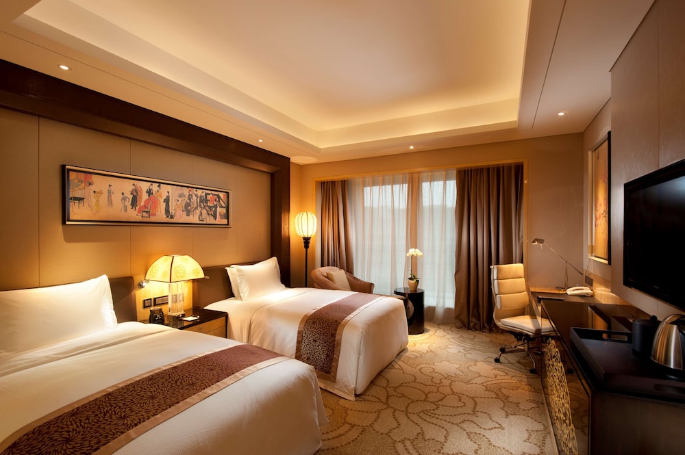 Twin hilton guestroom