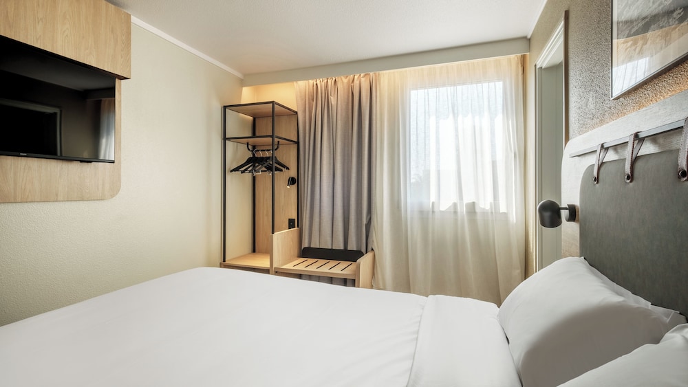 Junior Suite, 1 Queen Bed with Sofa bed - Photo 8