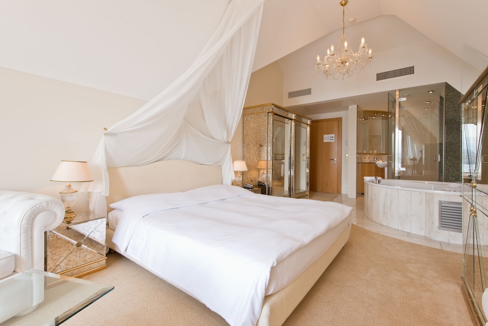 Deluxe Double or Twin Room - Photo 6