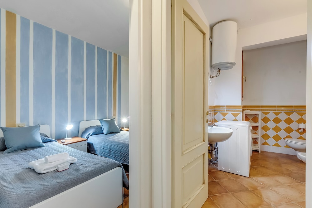 Family Apartment, Multiple Bedrooms (Il Borgo 10/5 700m From The Beach)