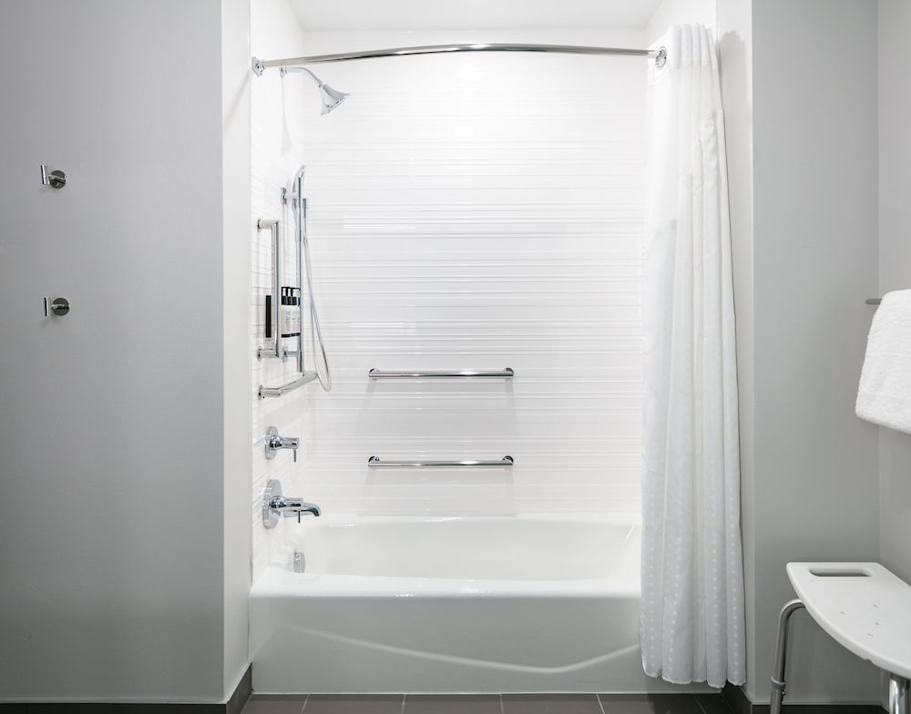 Room, 1 King Bed, Accessible Bathtub (Mobility) - Photo 6
