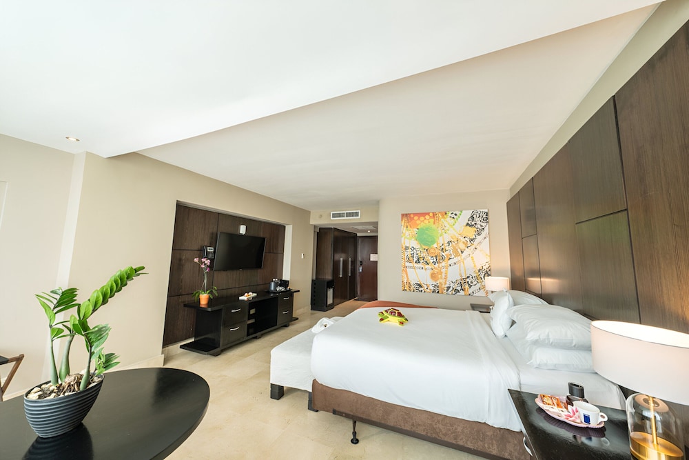 1 King Bed Premium Room, City View - Photo 5