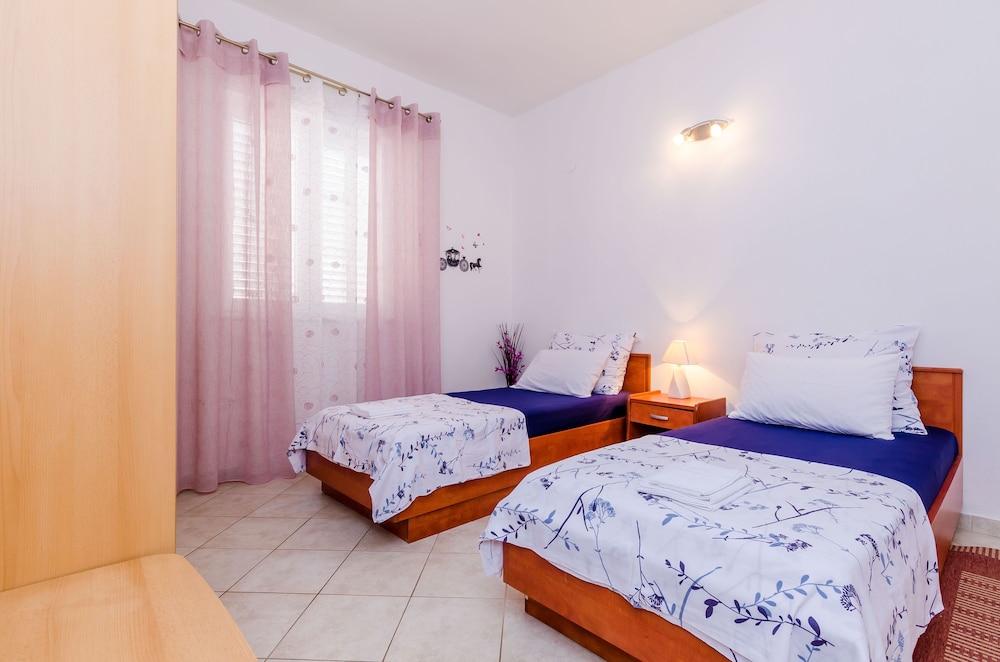 Apartment (Apartment with Shared Pool) photo 3
