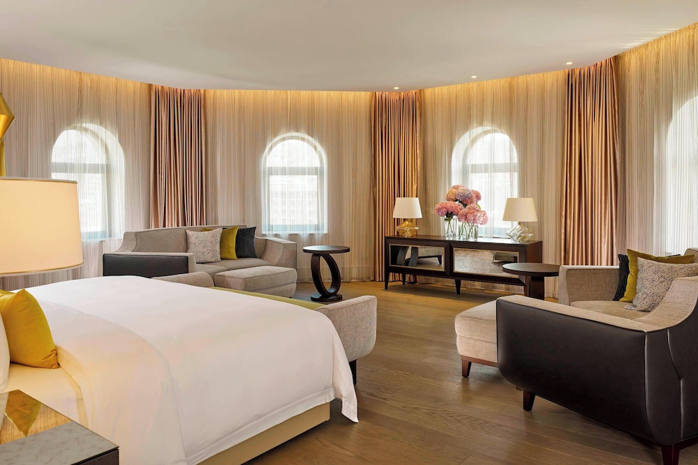 Suite, 1 King Bed photo 1