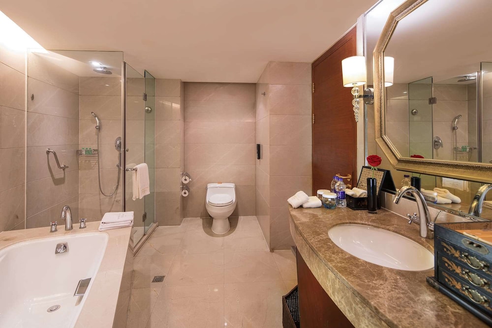 Deluxe King Bed Room - Photo 3