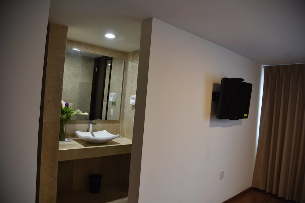 Basic Room, 1 Queen Bed photo 2