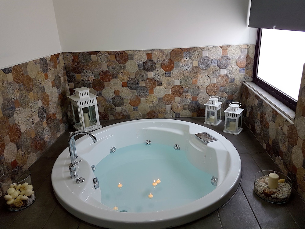 Deluxe Suite, 1 Queen Bed, Jetted Tub, Tower photo 1