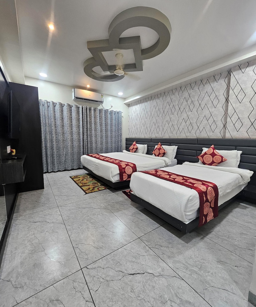 Luxury Three Bedroom - Photo 10