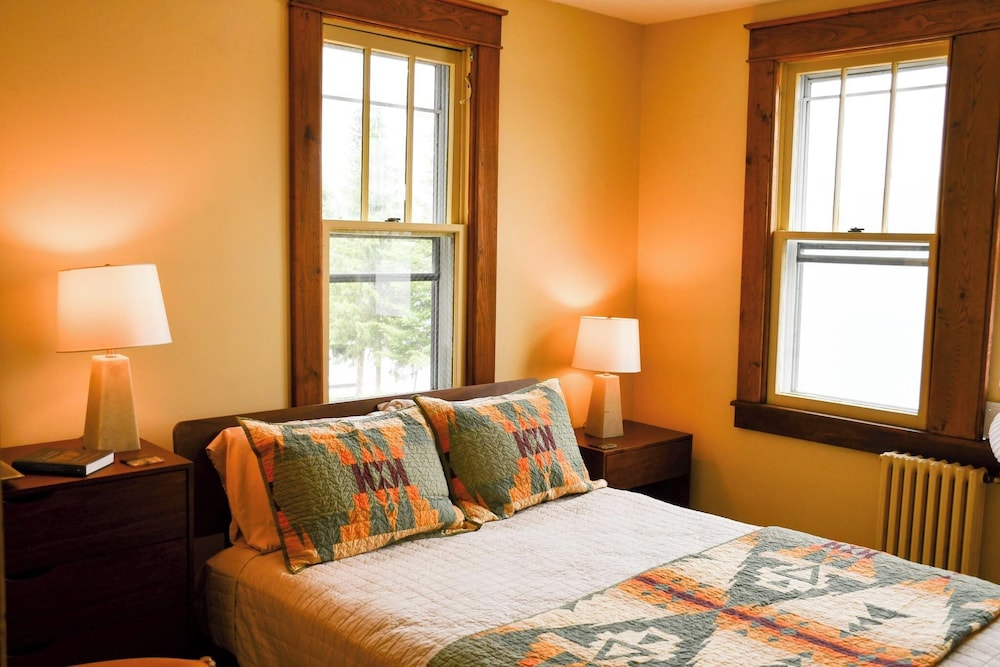 Deluxe Room, 1 Queen Bed, Lake View photo 2