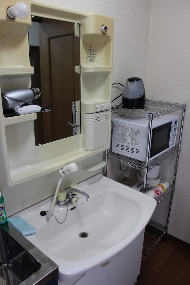 Deluxe Family Room, Non Smoking, Shared Bathroom photo 2