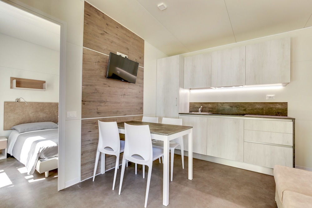Luxury Mobile Home, 2 Bedrooms, Kitchen photo 3