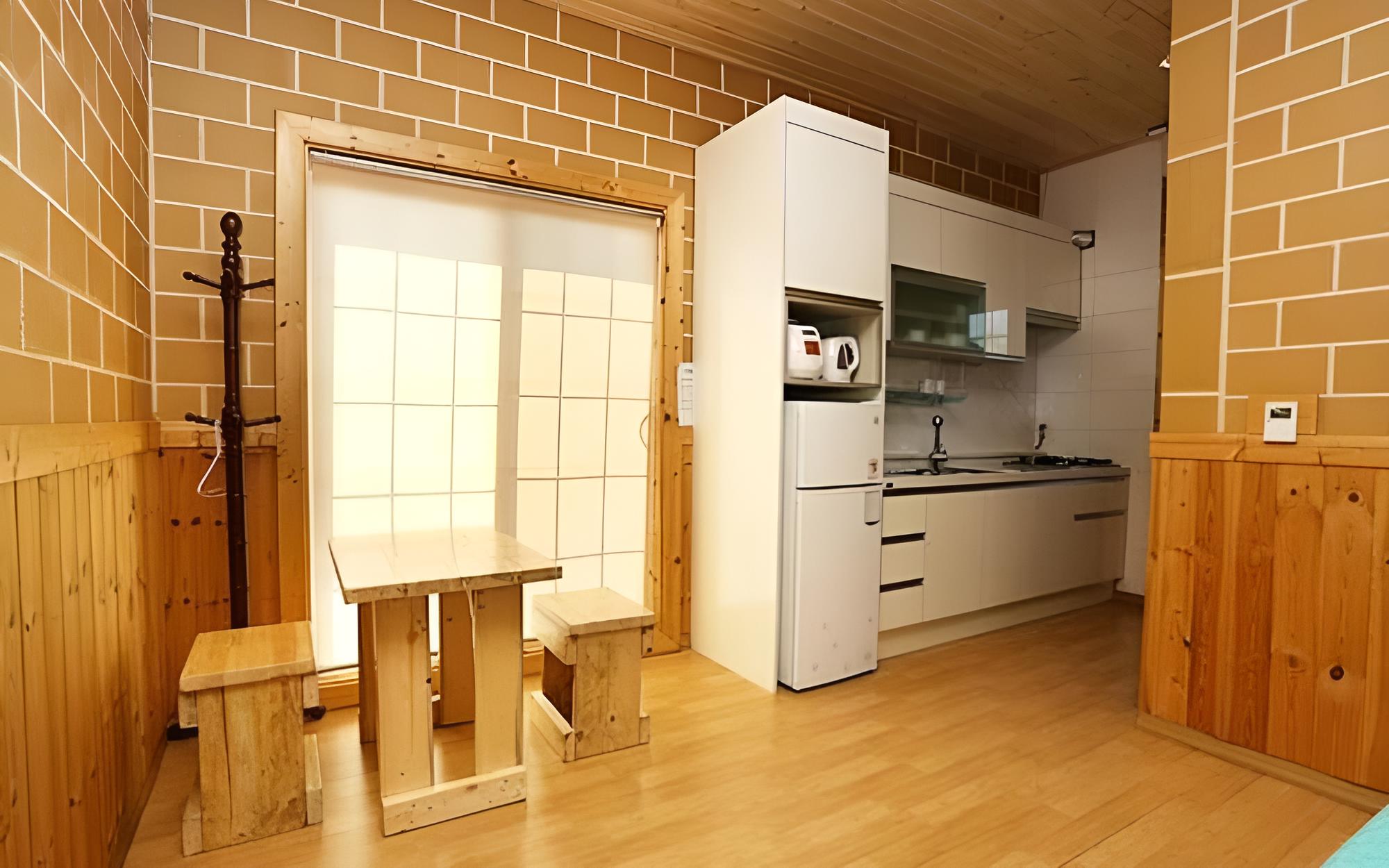 Room (108#) - Photo 3