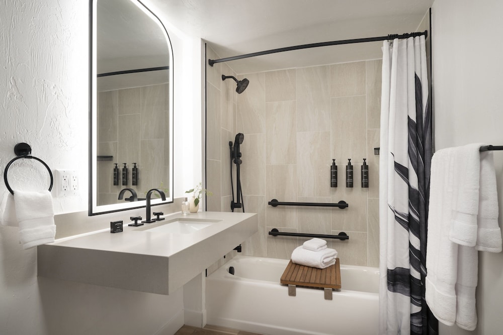 Room, 2 Queen Beds (Mobility Accessible, Tub) - Photo 4