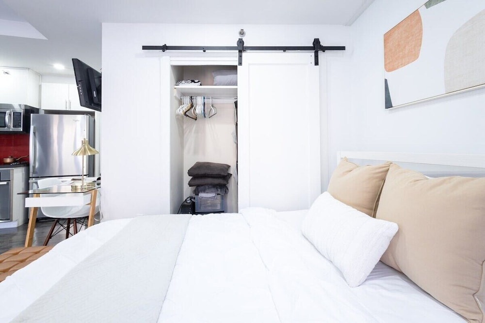 Studio, 1 Queen Bed, Balcony photo 3