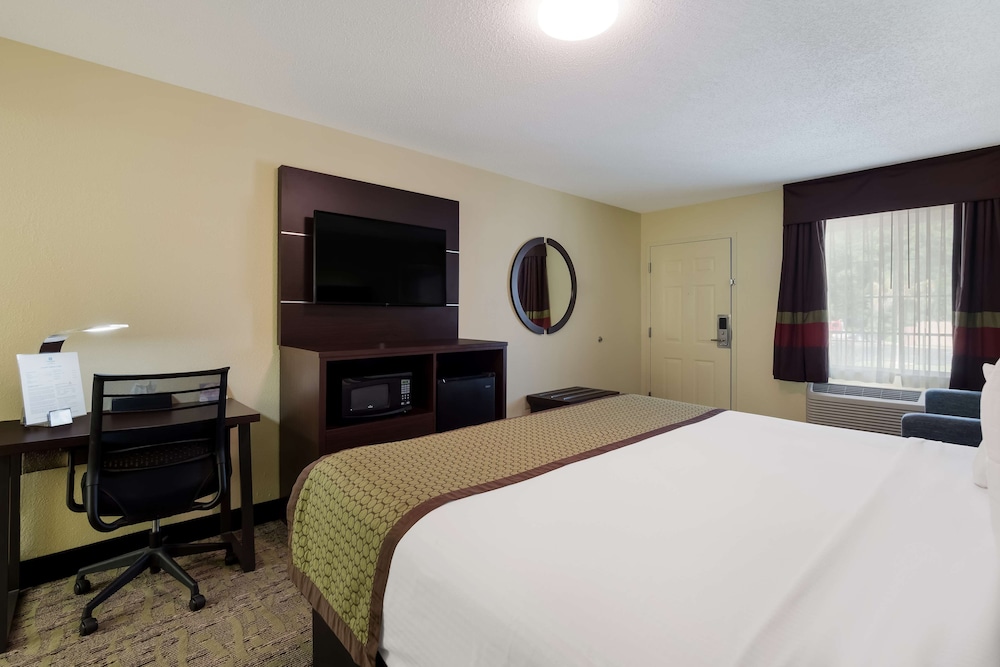 Suite, 1 King Bed, Non Smoking, Refrigerator & Microwave - Photo 3