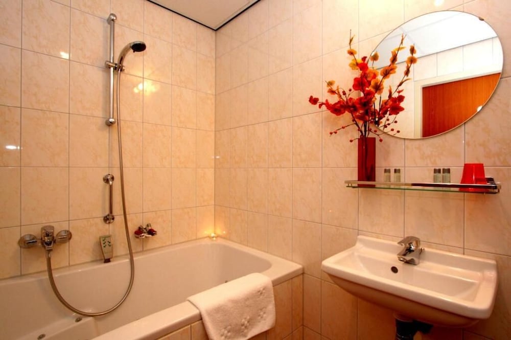 Standard double/twin room in basement