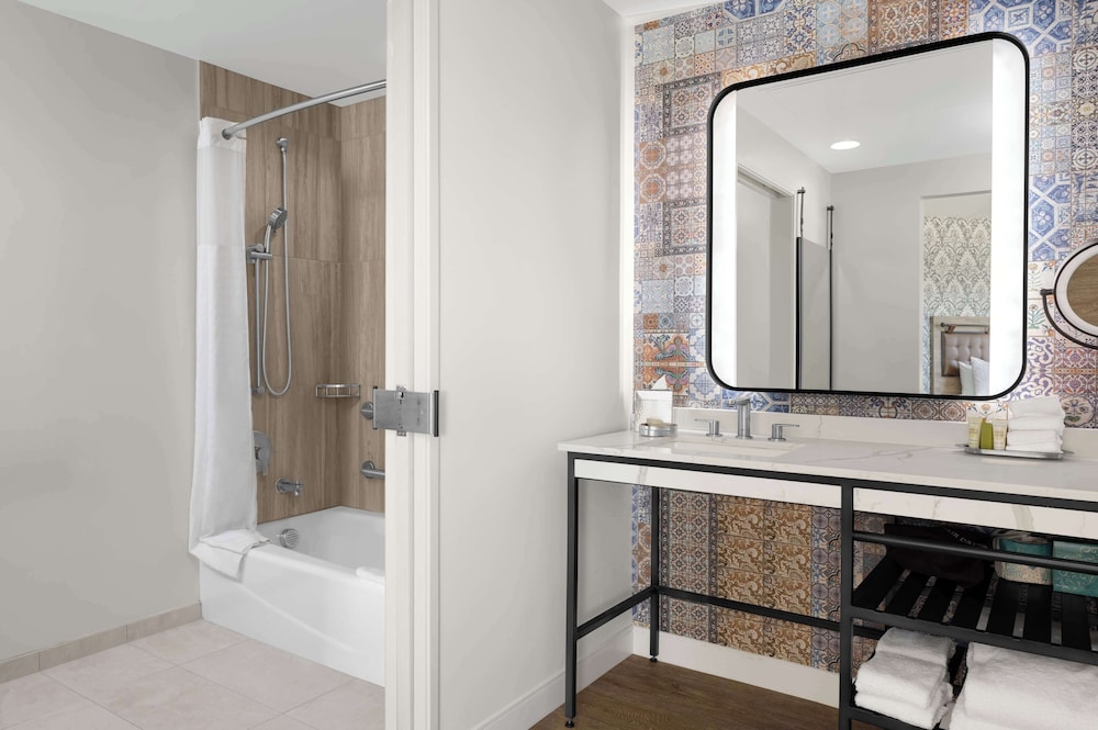 Suite, 1 King Bed, Accessible, Bathtub - Photo 8