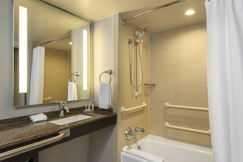 Room, 2 Queen Beds (Mobility/Hearing Accessible, Tub) - Photo 4