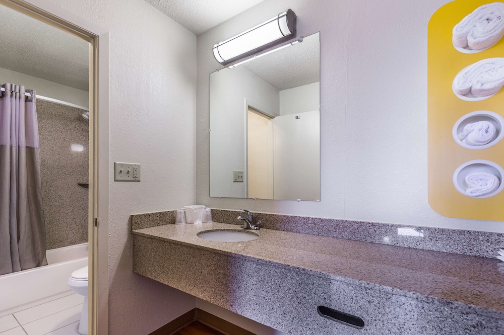 Deluxe Room, 1 Double Bed, Non Smoking, Refrigerator & Microwave - Photo 13