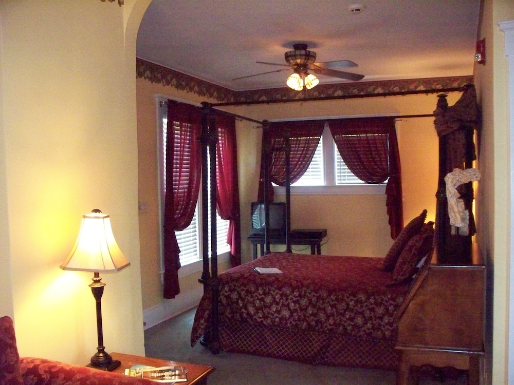 Suite, 1 Queen Bed, Non Smoking, Jetted Tub (Lavender Cottage)