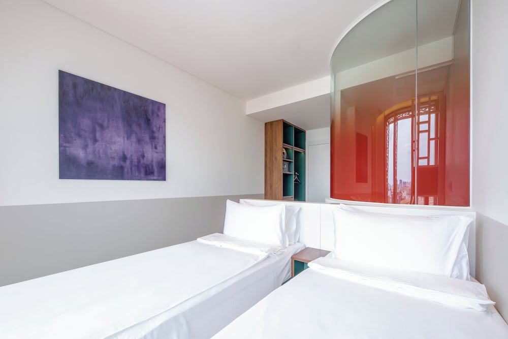 2 Twin Beds, City View