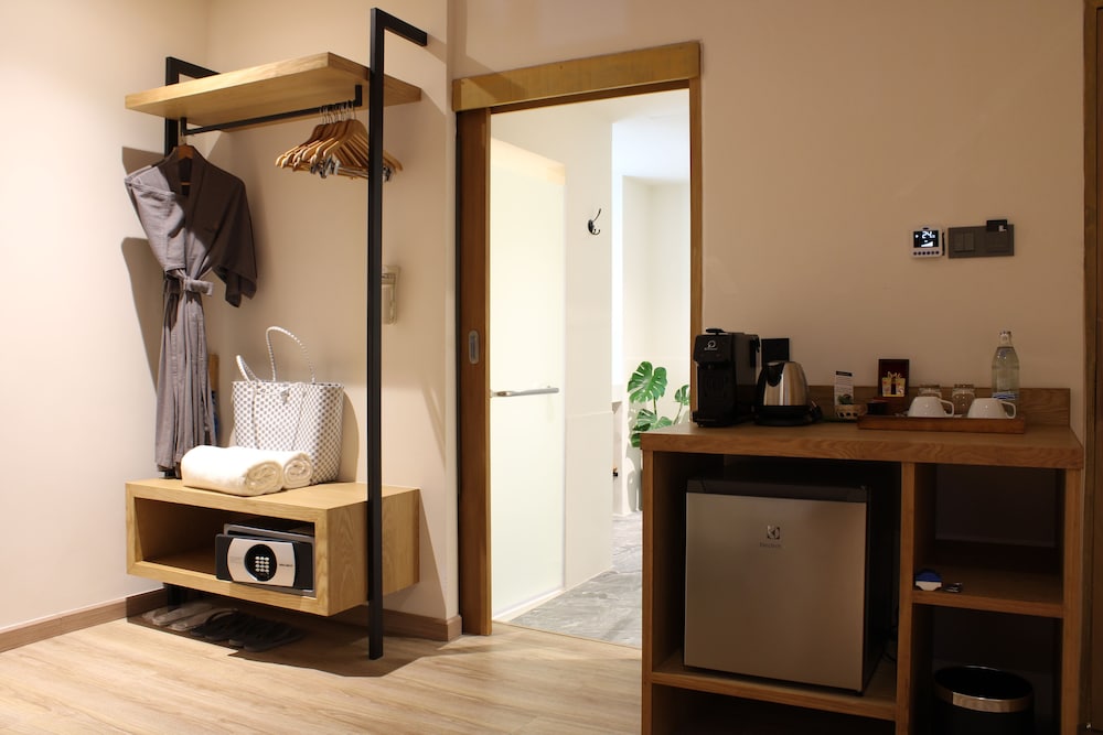 Superior Room (1 Way Airport Transfer) - Photo 3