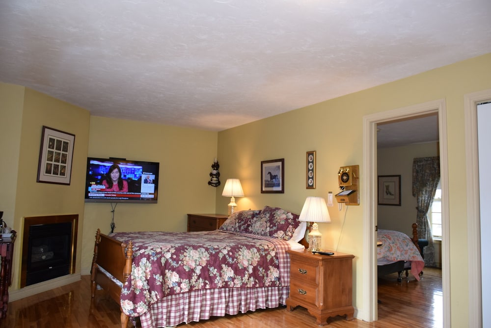 Family Suite, 2 Queen Beds, Fireplace