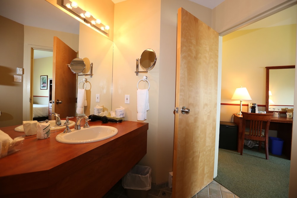 Superior Room, 2 Queen Beds and 1 Sofa Bed (River view) photo 2