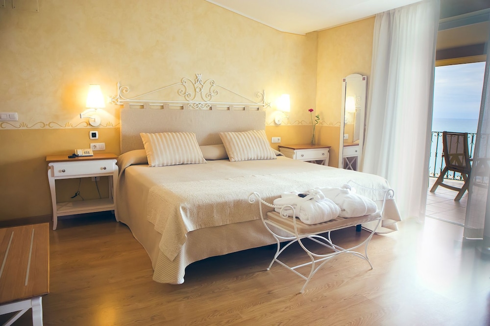 Superior Double Room, Beach View photo 3