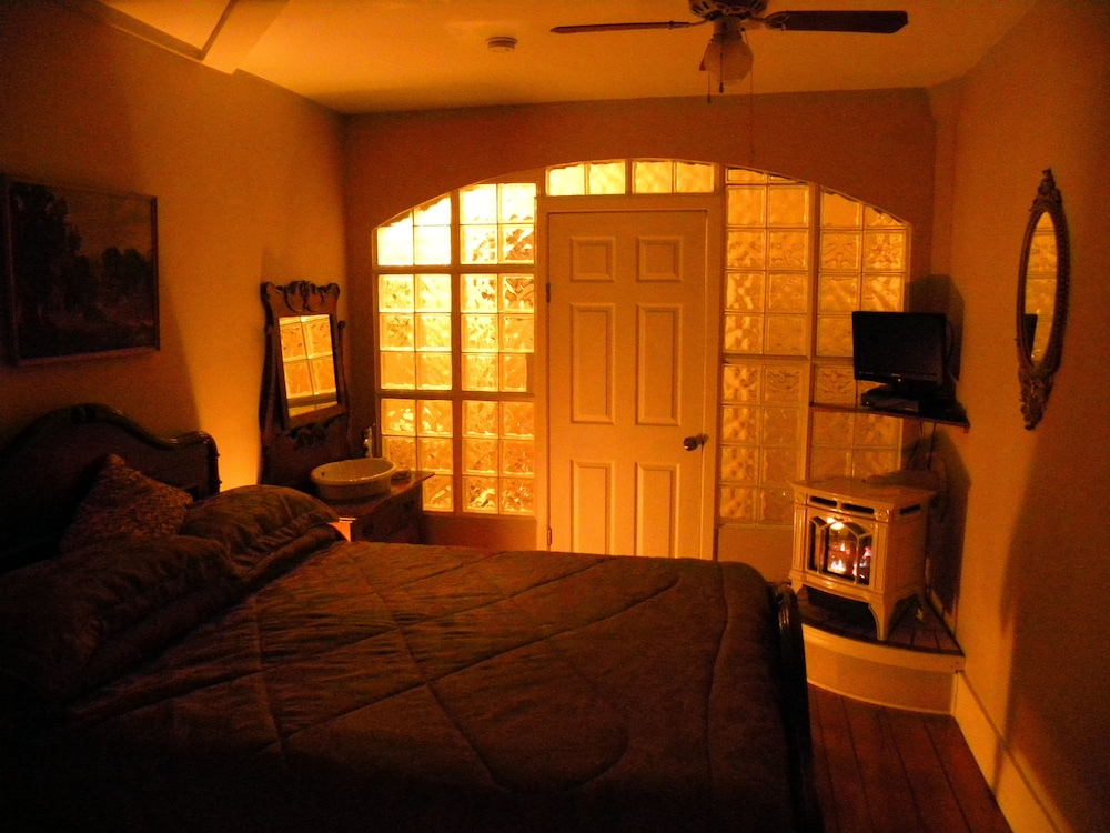 Standard Room, 1 Queen Bed photo 2