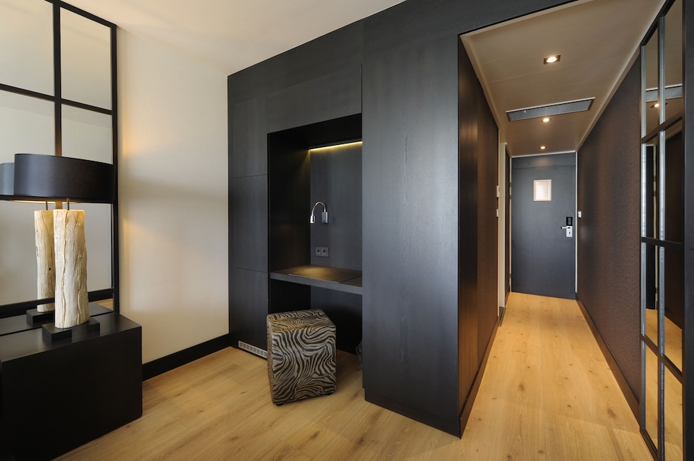 Comfort Room with Fireplace photo 2