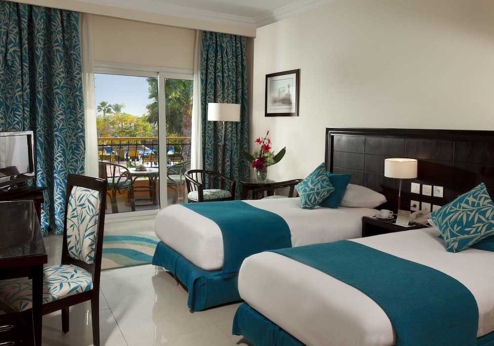 Standard Room, 3 Twin Beds, Pool View - Photo 7