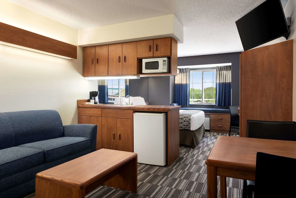 Suite, 1 Queen Bed - Photo 6
