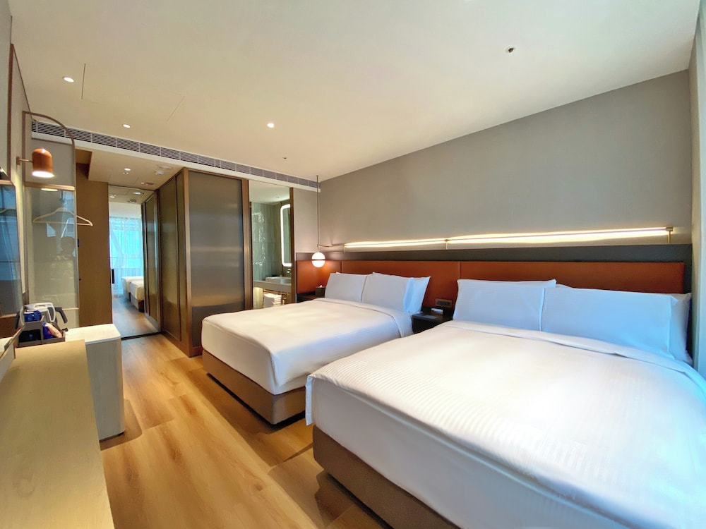 Deluxe Family Room-Deluxe Floor