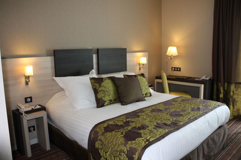 King Suite with Bathtub and Sofa Bed - Photo 2