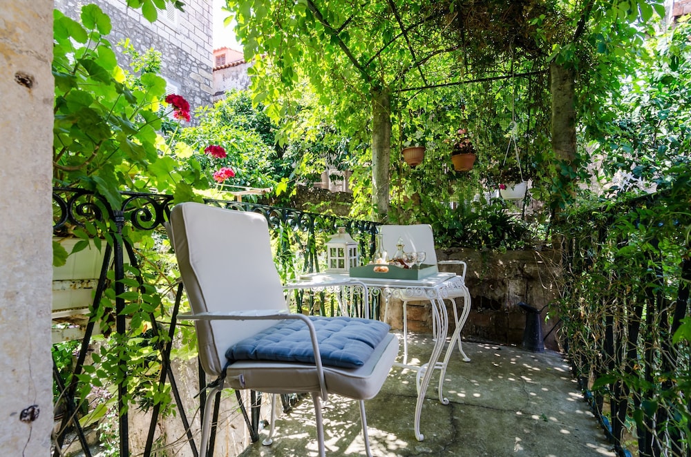 Studio (Studio Apartment with Balcony and Old)