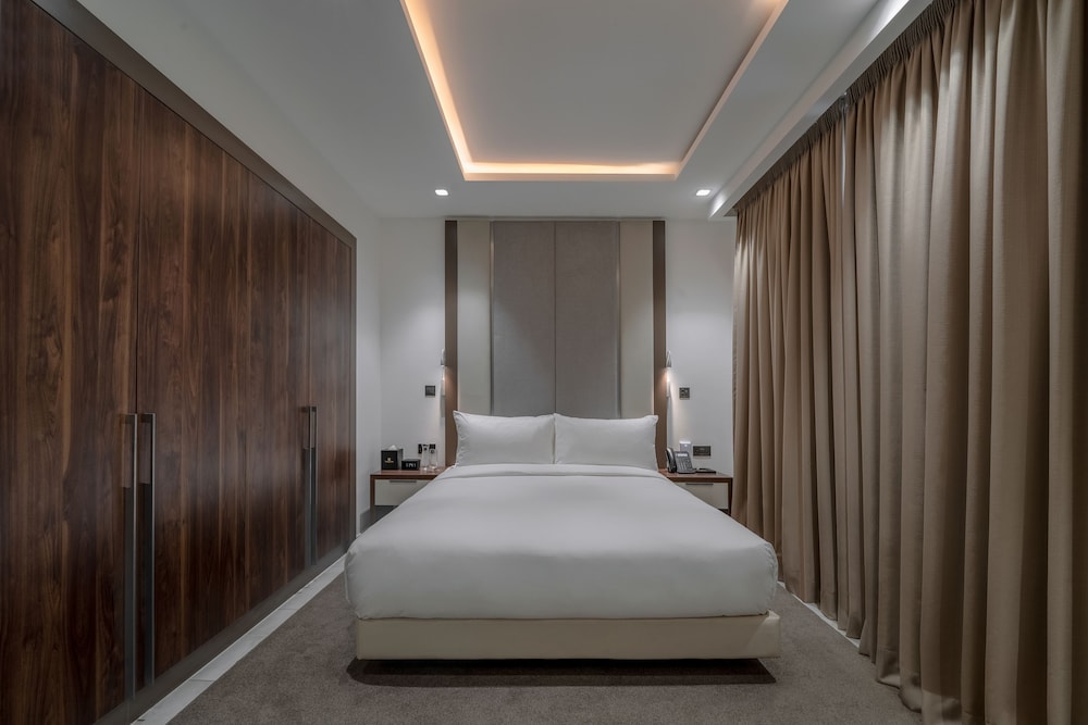 Executive Suite, 1 Queen Bed, Balcony, City View