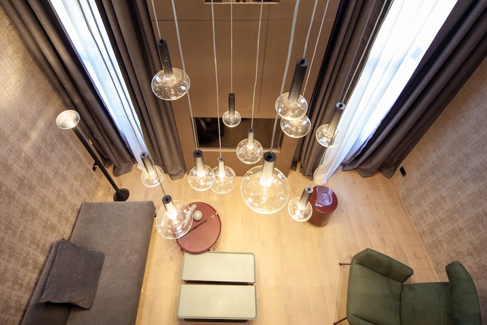 Suite (Mezzanine) photo 3