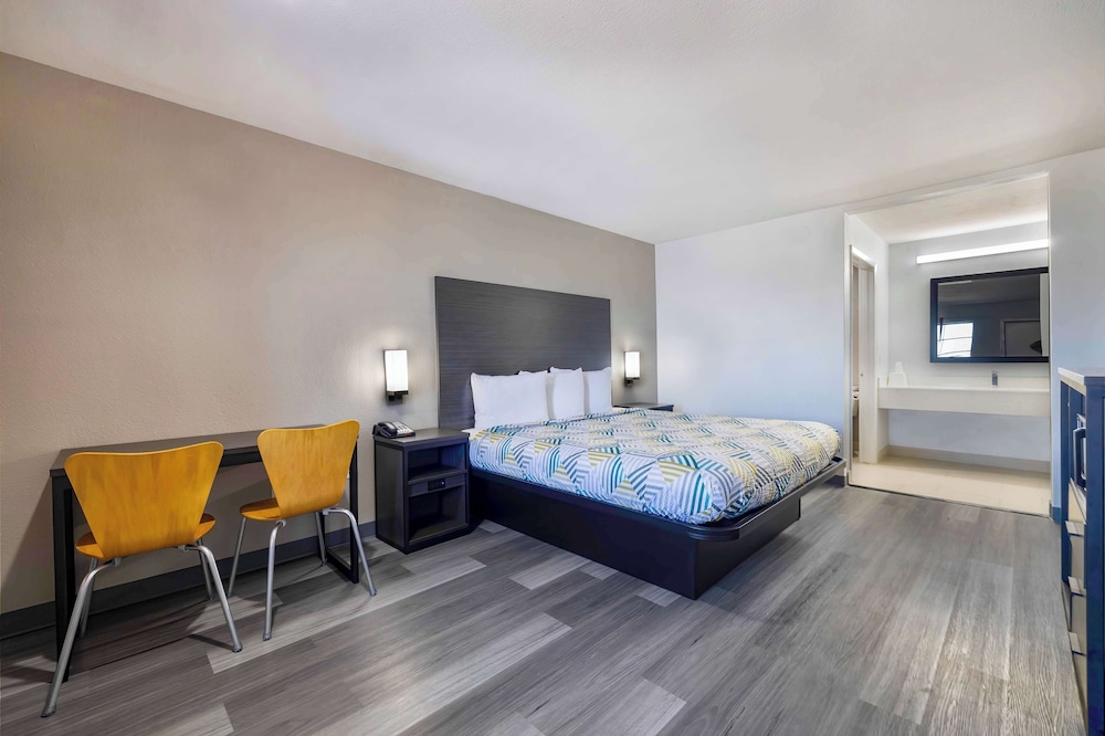 Standard Room, 1 King Bed, Non Smoking - Photo 3