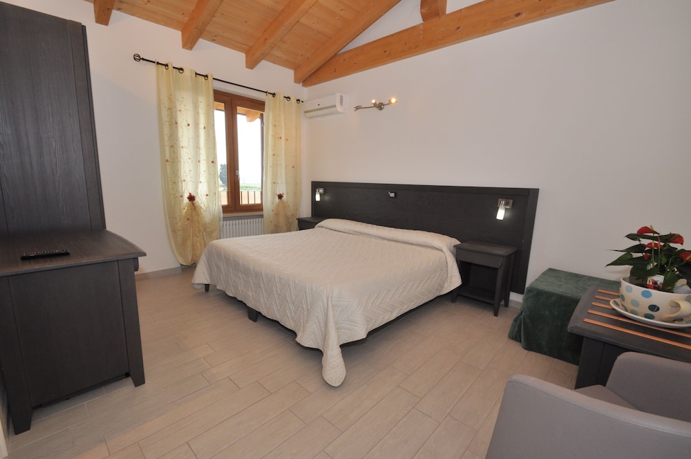 Deluxe Twin Room, 1 Bedroom, Mountain View, Poolside photo 1