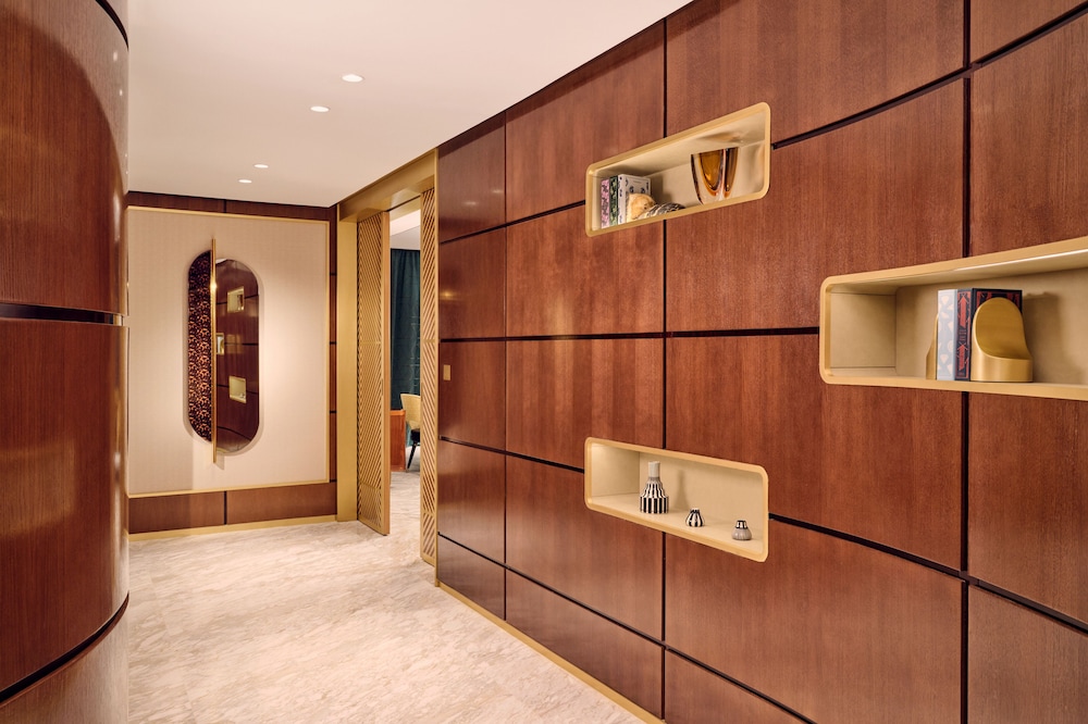 Executive Suite - Photo 3