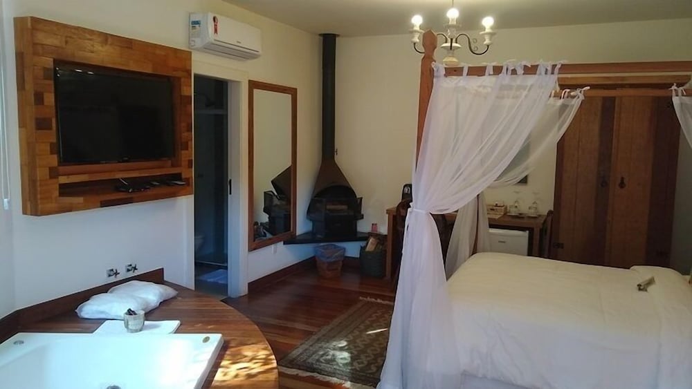 Honeymoon Room, Jetted Tub, Garden View