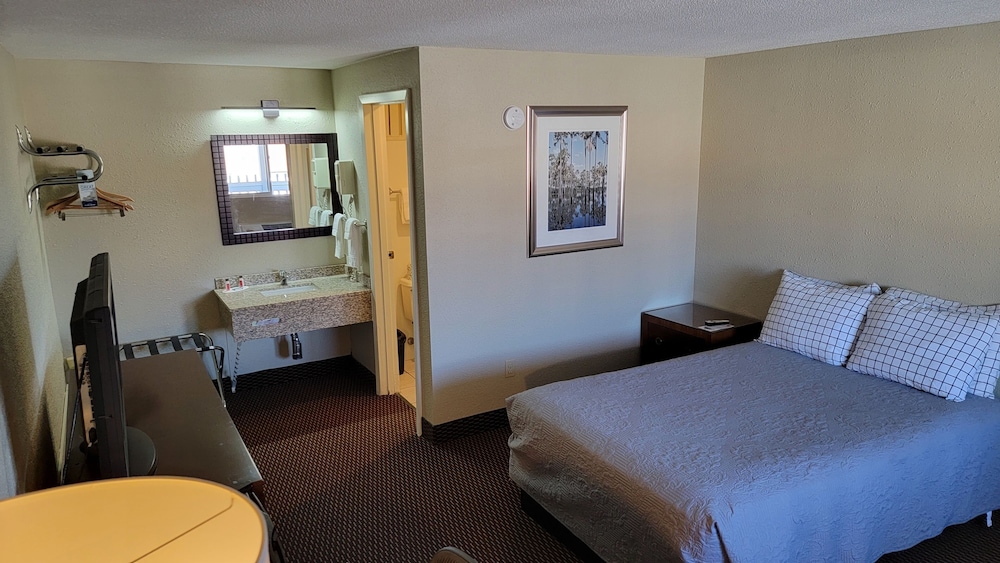 Standard Room, 1 Queen Bed (2nd Floor Only) photo 2