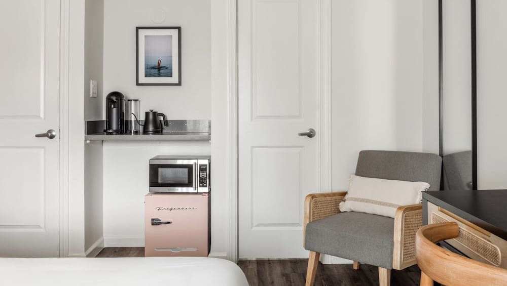 Standard Room, 1 King Bed, Non Smoking, Refrigerator & Microwave photo 3