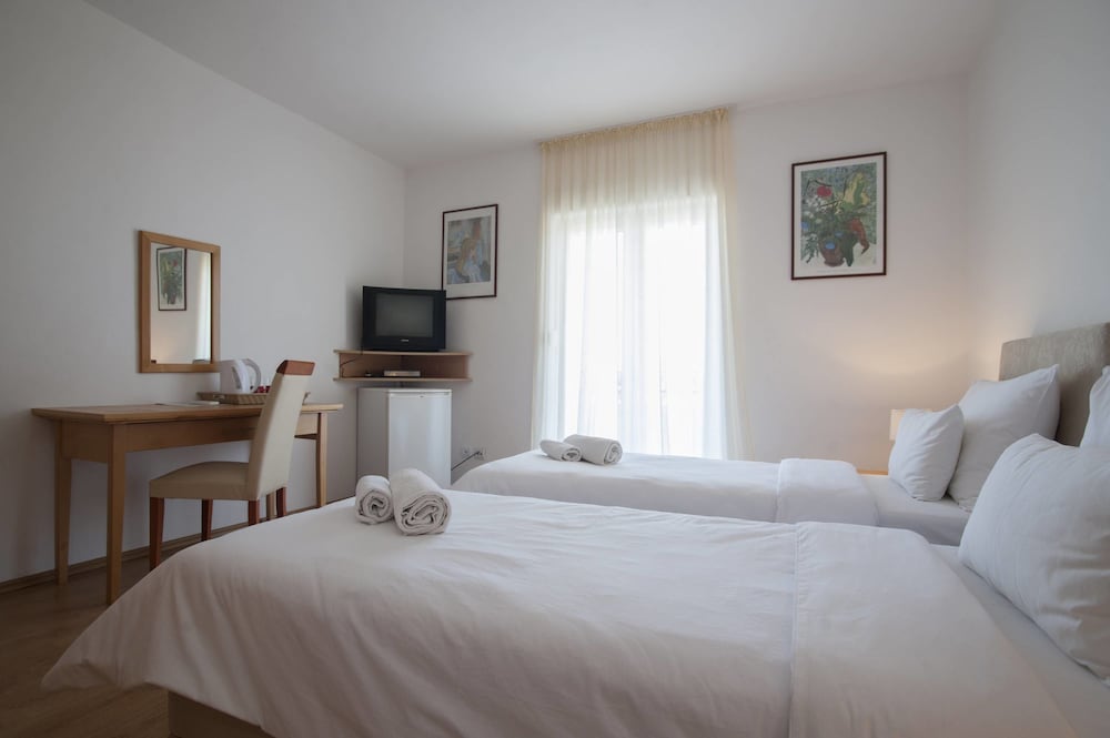 Standard Twin Room, 2 Twin Beds, Private Bathroom photo 2