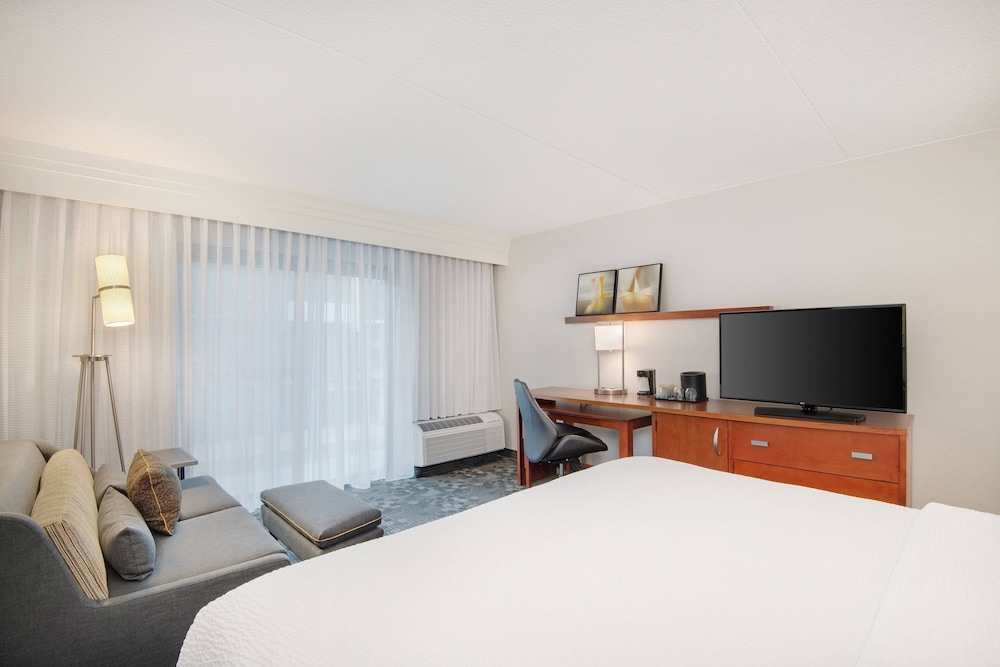 Room, 1 King Bed (Mobility/Hearing Access, Roll-In Shwr) - Photo 1