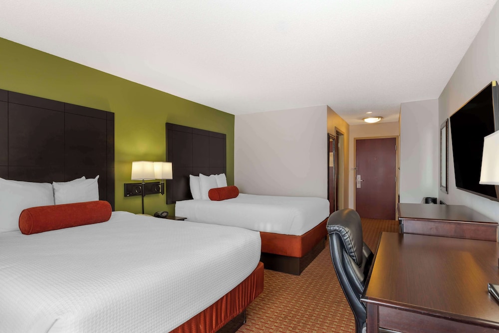 Standard Room, 2 Queen Beds, Non Smoking, Refrigerator & Microwave photo 3